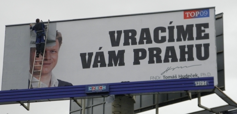 Jedenáctého září firma BigMedia přelepila předvolební plakáty s primátorem Tomášem Hudečkem bílým papírem.