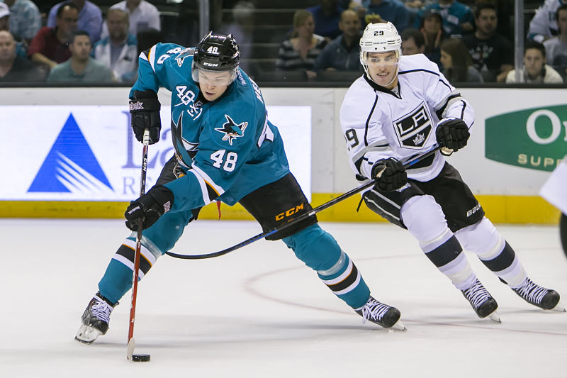 Tomáš Hertl (uprostřed) se chce v dresu Sharks opět předvést.