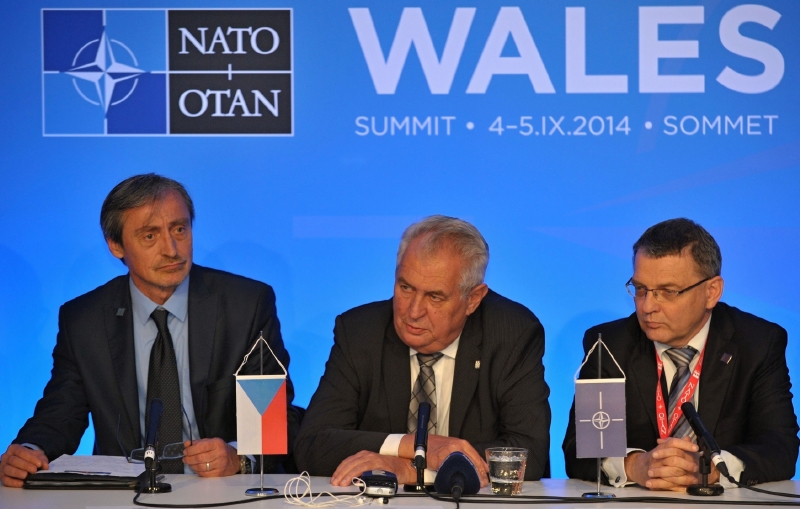 Prezident Miloš Zeman (vlevo) a šéf diplomacie Lubomír Zaorálek.