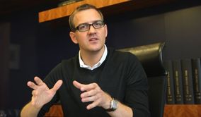 Podnikatel Daniel Křetínský si stěžuje, že Praha znehodnotila cenu jeho menšinového podílu v Pražských službách.