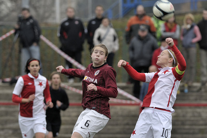 Kapitánka Slavie Blanka Pěničková (vpravo) doufá, že se na utkání s Barcelonou přijde podívat hodně diváků. Kapitánka Slavie Blanka Pěničková (vpravo) doufá, že se na utkání s Barcelonou přijde podívat hodně diváků.