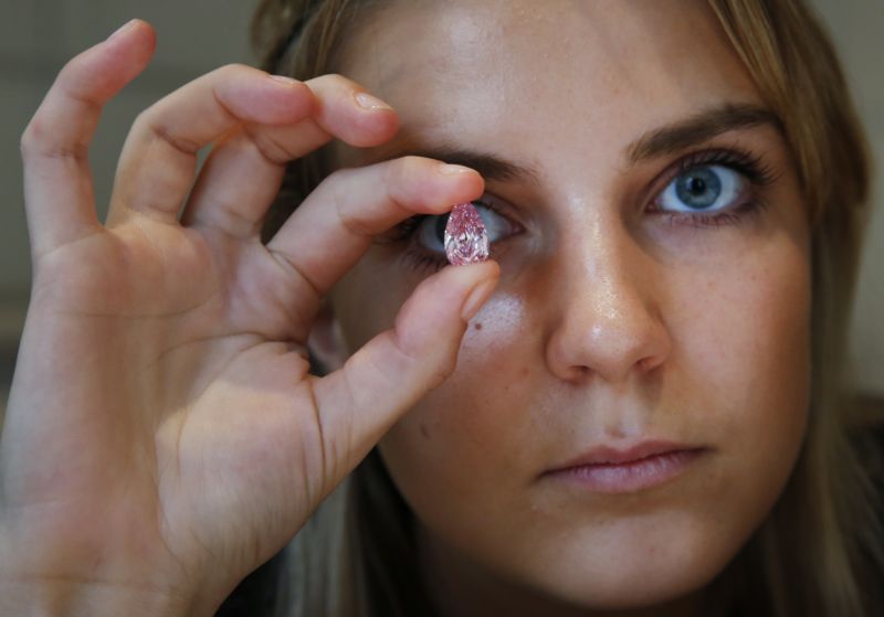 Kamínek za téměř 18 milionů dolarů. V kategorii růžových diamantů jde o cenový rekord.