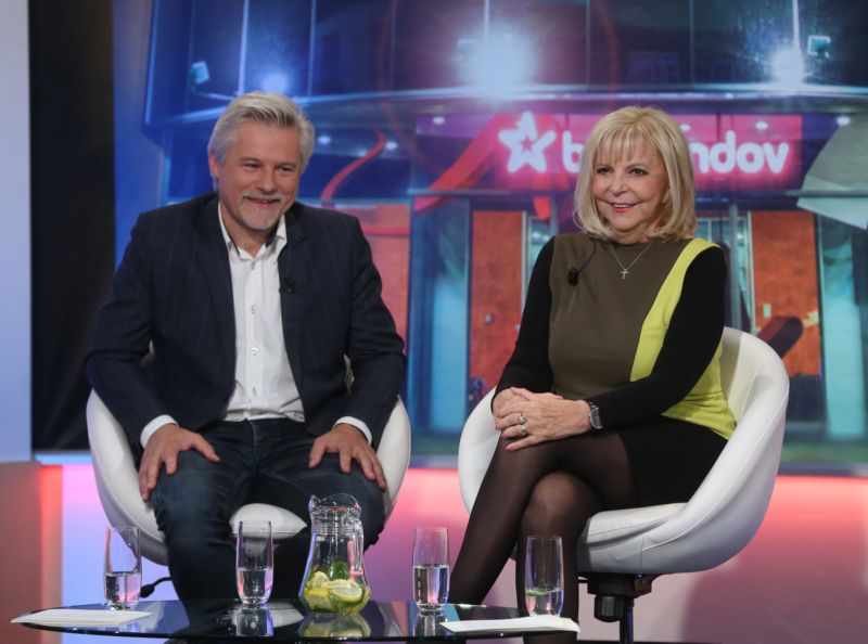 Hanka Zagorová s kapelníkem Boom Bandu Jiřím Dvořákem v pořadu Nikdo není perfektní.
