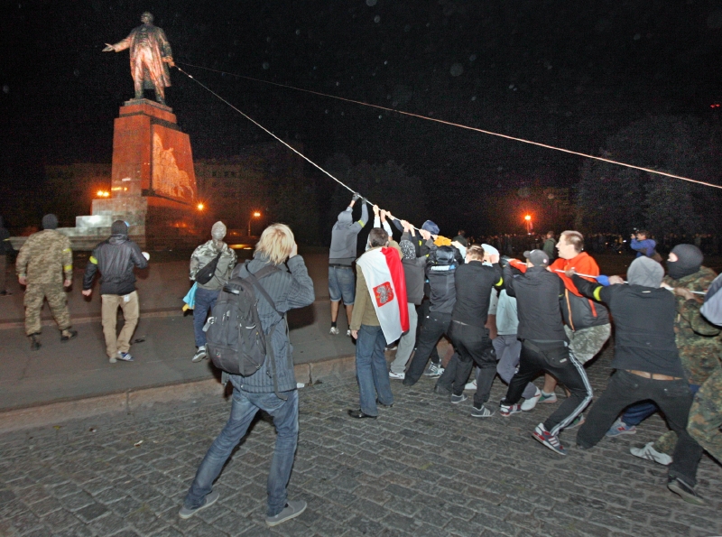 Svrhávání sochy Lenina v Charkově.