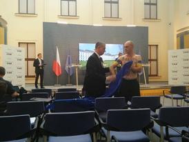 Demonstranti narušili průběh vládní tiskové konference.