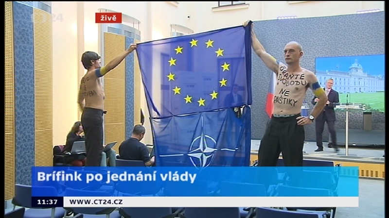 Tiskovou konferenci kabinetu narušila dvojice mužů, kteří protestovali proti postoji české vlády a premiéra Bohuslava Sobotky (ČSSD) vůči Ukrajině. Dvojice svlečená do půl těla ministerského předsedu vyzvala, aby bránil svobodu a nepomáhal ruskému prezidentovi Vladimiru Putinovi.