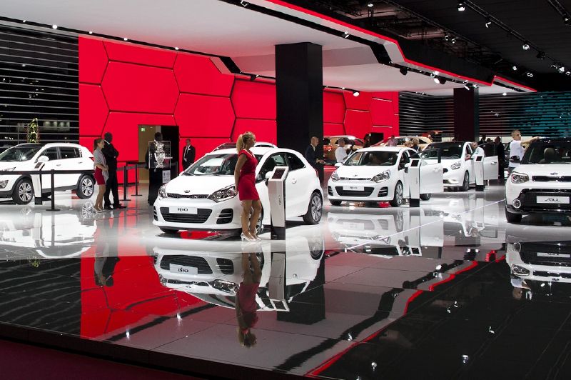 Do této expozice na pařížském autosalonu lze virtuálně nakouknout.