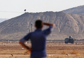 Islamistická vlajka nad městem Kobani.