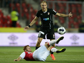 Záložník Slavie Marcel Gecov skluzem zastavuje Daniela Koláře z Plzně.