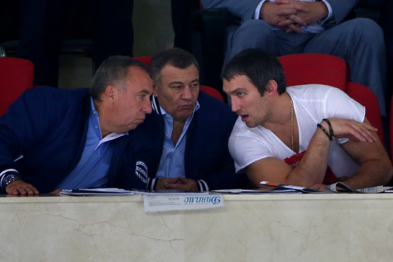 Zleva Andrej Safronov, generální manažer ruské hokejové reprezentace, Arkadij Rotenberg a hokejista Alexander Ovečkin.