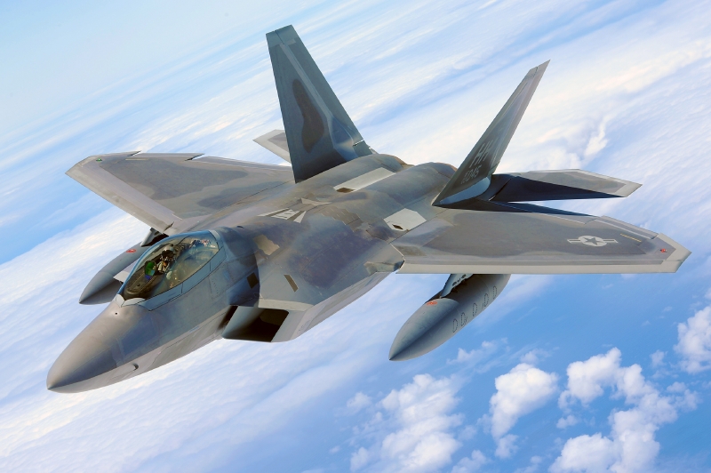 Na islamisty útočí i F-22. Válečná premiéra těchto letounů.