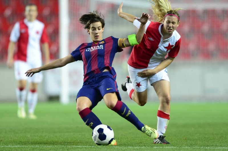 Utkání 1. kola play off fotbalové Ligy mistryň: Slavia Praha - FC Barcelona, 8. října v Praze. Zleva Marta Unzue Urdanizová z Barcelony a Kateřina Svitková ze Slavie.