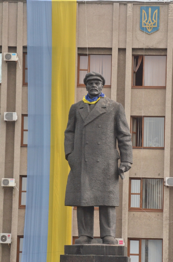 Socha Lenina před budovou magistrátu v centru města Slovjansk.