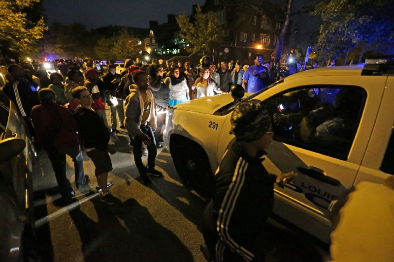 Dav lidí se na místě střelby okamžitě shromáždil a protestoval.