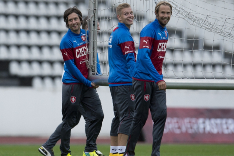Tomáš Rosický s Matějem Vydrou a Jaroslavem Plašilem (zleva).