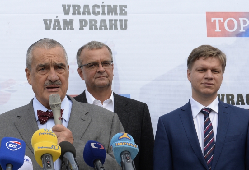 Zleva předseda TOP 09 Karel Schwarzenberg, místopředseda strany Miroslav Kalousek a pražský primátor Tomáš Hudeček vystoupili v Praze na tiskové konferenci TOP 09 k zahájení předvolební kampaně pro senátní a komunální volby.