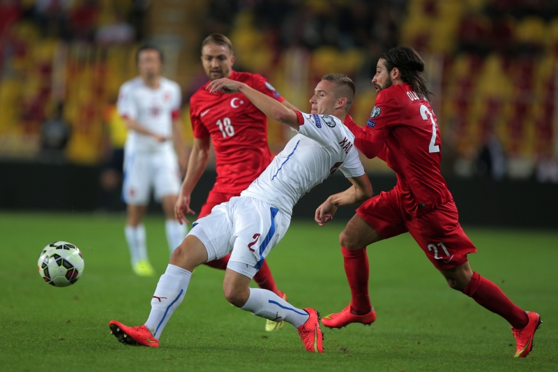 Pavel Kadeřábek rozehrává v obležení dvou tureckých reprezentantů. 