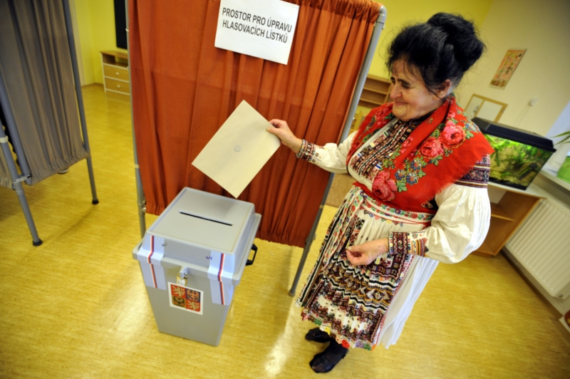 Propagátorka regionu Moravských Kopanic Kateřina Kubínová volila 10. října v kopanickém kroji v Uherském Brodě na Uherskohradišťsku.