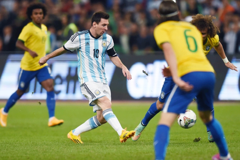 Lionel Messi (v modrobílém).