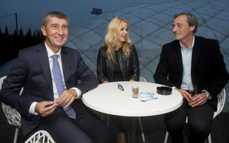 Zleva předseda hnutí ANO Andrej Babiš, jeho partnerka Monika a ministr obrany Martin Stropnický na terase volebního centra hnutí ANO v Praze, kde se 11. října očekávaly výsledky komunálních a senátních voleb. Zleva předseda hnutí ANO Andrej Babiš, jeho partnerka Monika a ministr obrany Martin Stropnický na terase volebního centra hnutí ANO v Praze, kde se 11. října očekávaly výsledky komunálních a senátních voleb.