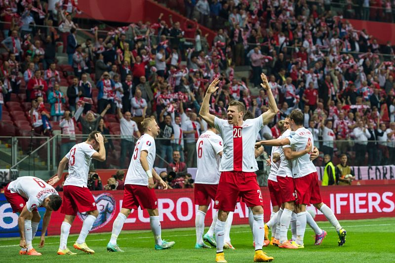 Radost polských fotbalistů z výhry nad favorizovaným Německem. Radost polských fotbalistů z výhry nad favorizovaným Německem.