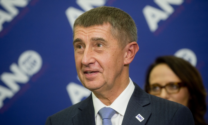 Předseda hnutí ANO Andrej Babiš, v pozadí pražská kandidátka na primátorku Adriana Krnáčová.