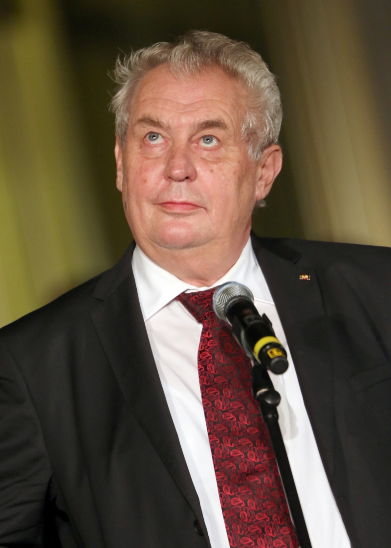 Prezident Miloš Zeman úspěšným v komunálních a senátních volbách popřál, aby neusnuli na vavřínech.