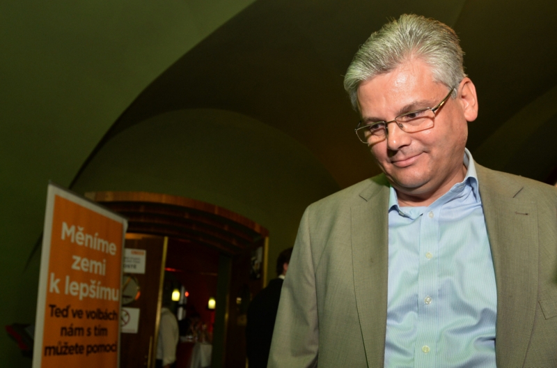  Miloslav Ludvík přichází 11. října odpoledne do volebního štábu ČSSD v Praze, kde se spolustraníky sledoval průběžné výsledky senátních a komunálních voleb.