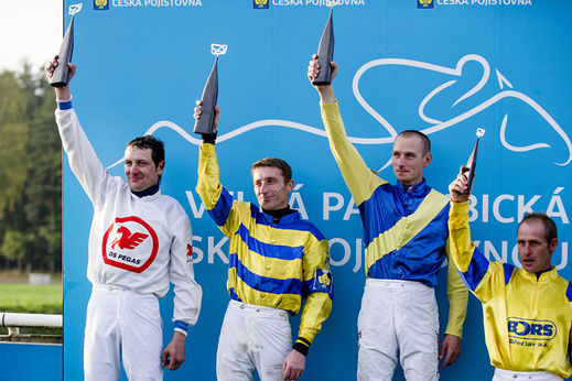 Na stupních vítězů zleva: vítěz Velké pardubické Jan Faltejsek, druhý Josef Sovka, třetí Jaroslav Myška a čtvrtý Jiří Kousek.