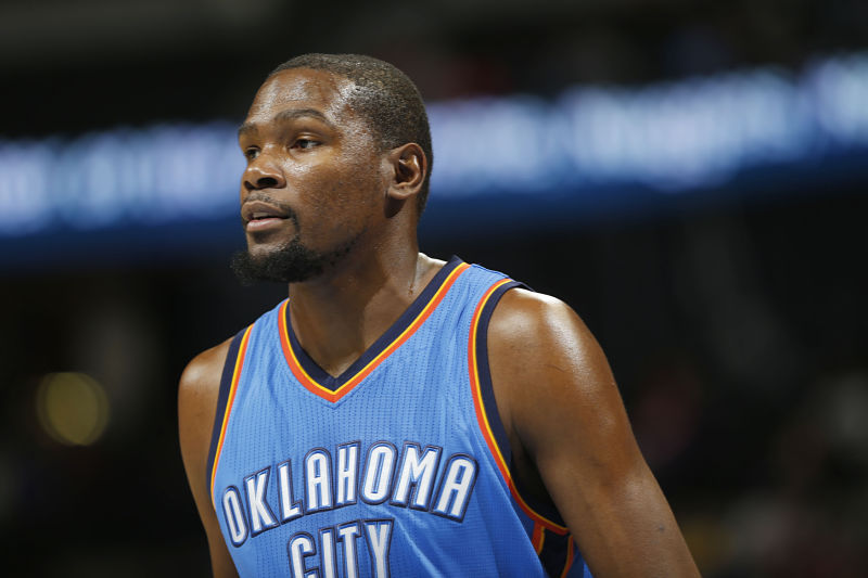 Nejužitečnější hráč uplynulé sezony NBA Kevin Durant má zlomenou nohu. Nejužitečnější hráč uplynulé sezony NBA Kevin Durant má zlomenou nohu.