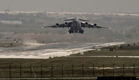 Americký letoun nad základnou Incirlik.