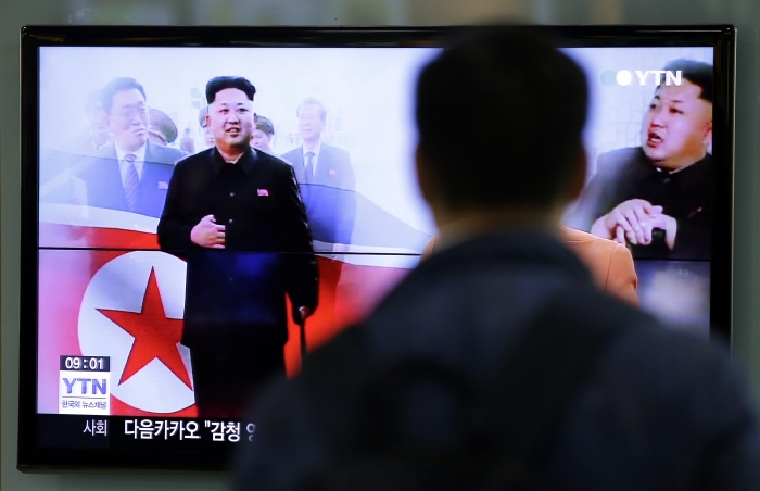 Kim III. s vycházkovou holí na obrazovce státního televizního kanálu.