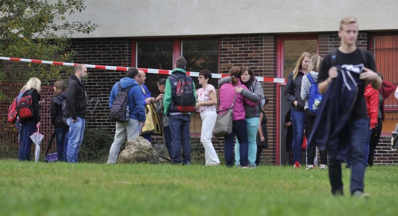Střední škola obchodní a služeb ve Žďáru na Sázavou, kde se tragédie udála. Na snímku jsou odcházející studenti.