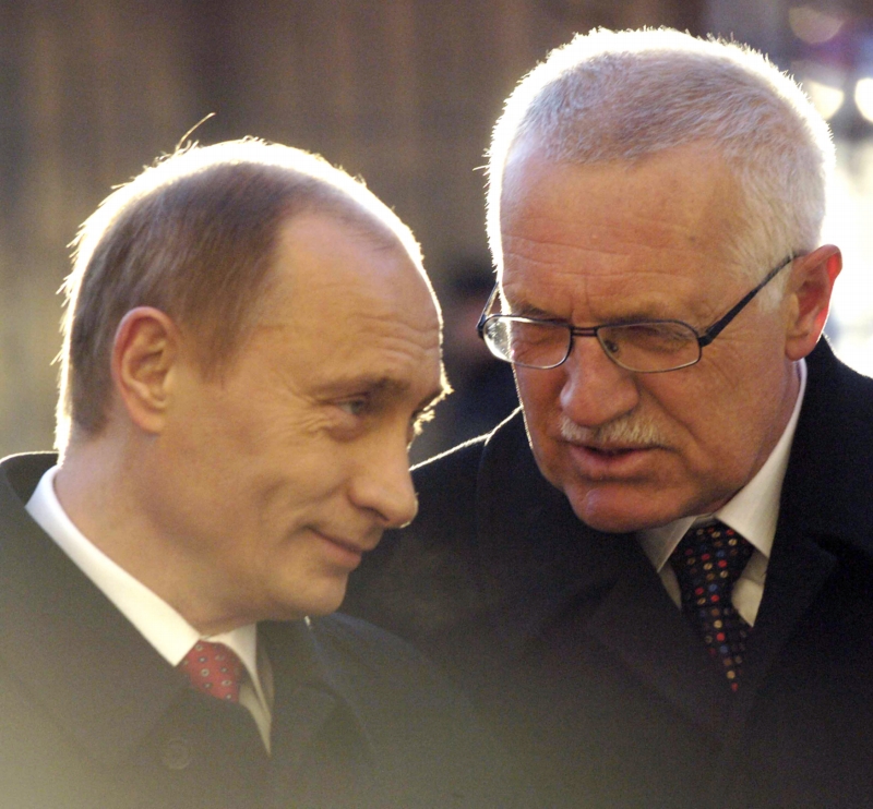Bývalý prezident Václav Klaus Putinovu režimu soustavně vyjadřuje podporu. Pražský hrad, 2006.