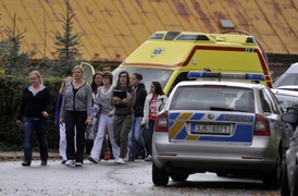 Po incidentu skončilo vyučování. Studenti odcházejí ze školy.