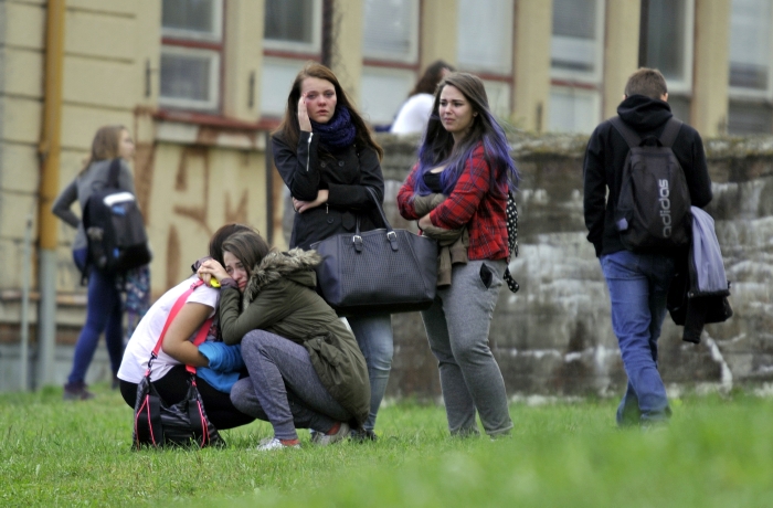 Otřesené studentky v areálu střední školy ve Žďáru nad Sázavou.