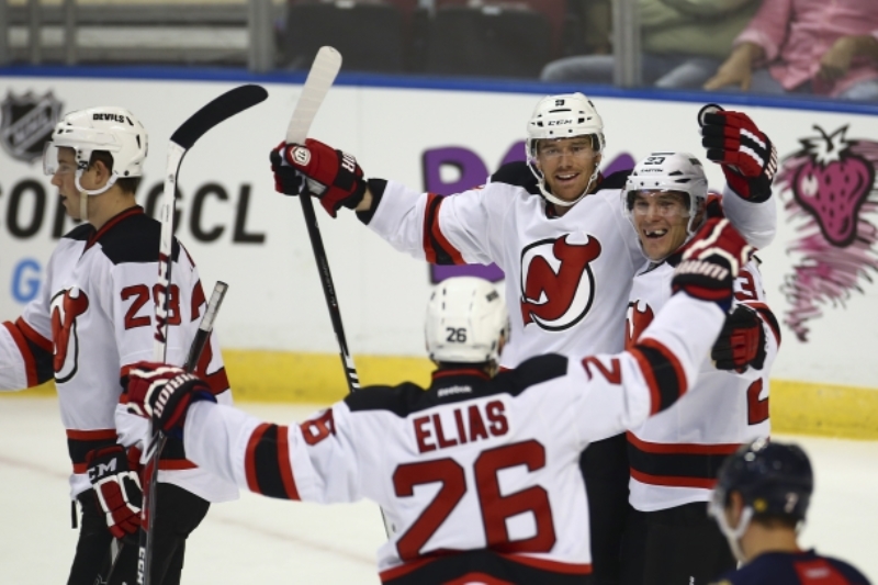 Hokejisté New Jersey Devils se radují z gólu.