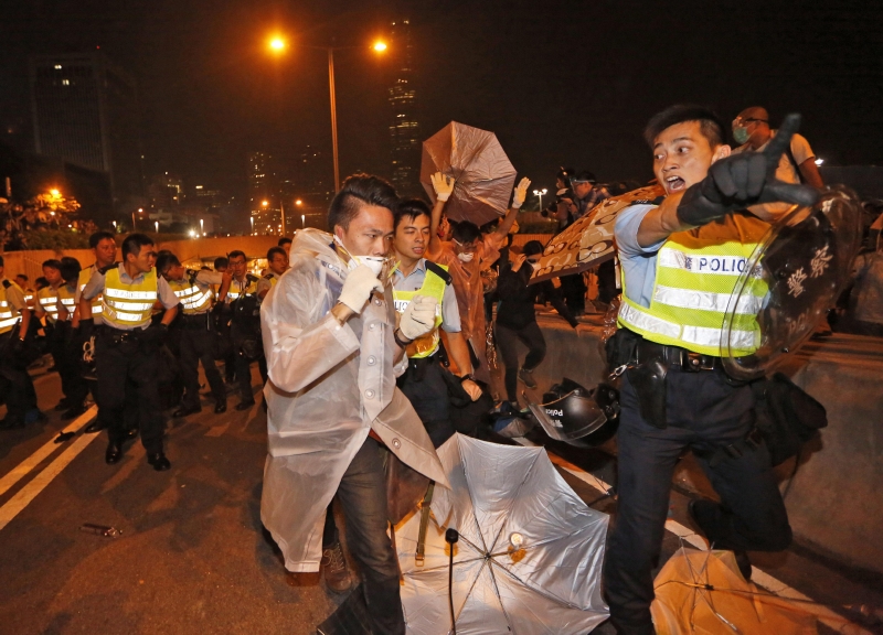 Hongkongská policie v noci podnikla dosud nejnásilnější zákrok od začátku prodemokratických demonstrací před více než dvěma týdny.