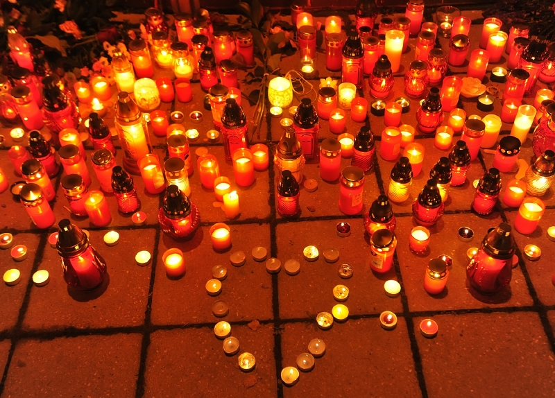 Pietní místo před střední školou ve Žďáru nad Sázavou, kde v úterý došlo k útoku.