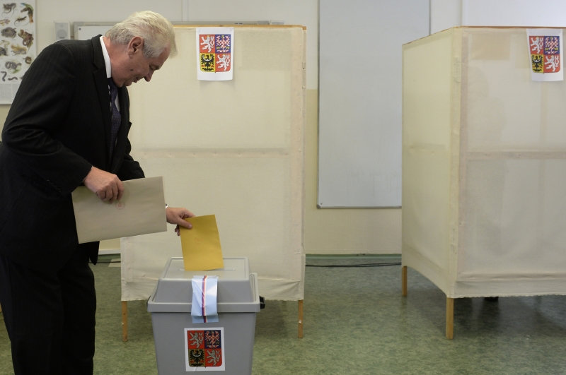 Prezident Miloš Zeman u volební urny.