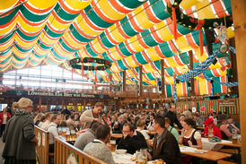 Schützen-Festzelt by mohl hostit uprchlíky.