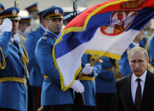 Putin při krátké návštěvě zhlédl vojenskou přehlídku.