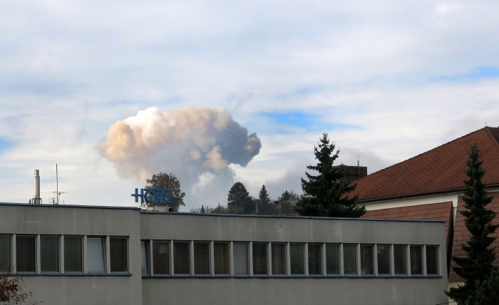 Oblaka kouře nad muničním skladem. Oblaka kouře nad muničním skladem.