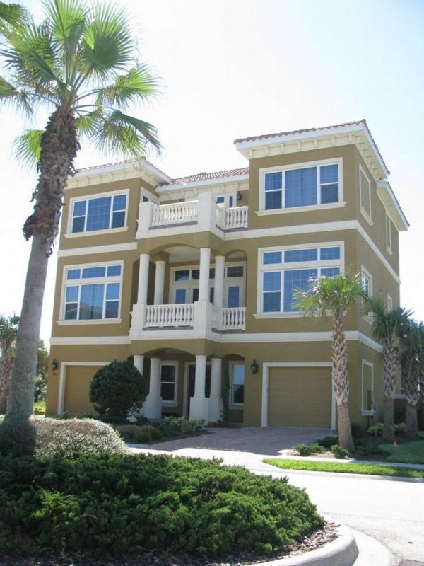 Manželé si postavili dům na špatném pozemku. Manželé si postavili dům na špatném pozemku.