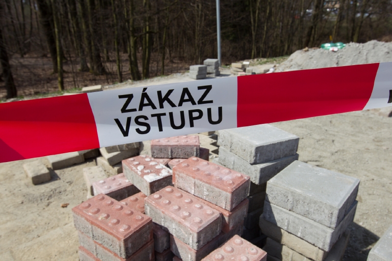 Ukazuje se, že azbest je přítomný v kamenivu používaném například při pokládání chodníků.