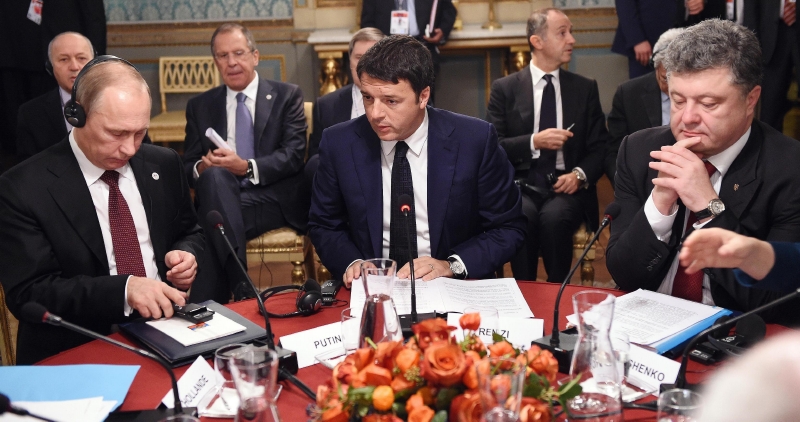Putin (vlevo) a Porošenko (vpravo) s italským premiérem Matteem Renzim.