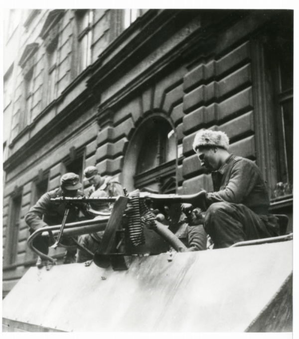 Vojáci generála Vlasova 7. května 1945 v Bartolomějské ulici.