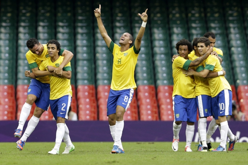 Leandro Damiao (na středu).