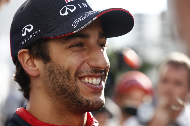 Jezdec Red Bullu, usměvavý Daniel Ricciardo.