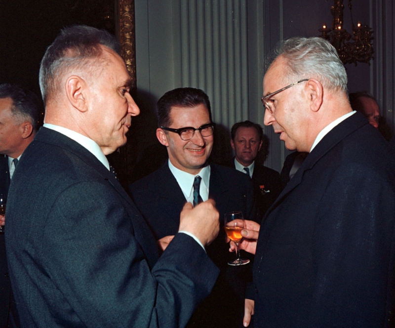 Recepce ČSSR - SSSR na Hradě, 1970. Zleva (dobový text): Předseda rady ministrů SSSR A. N. Kosygin, předseda vlády ČSSR L. Štrougal a první tajemník ÚV KSČ Gustáv Husák.